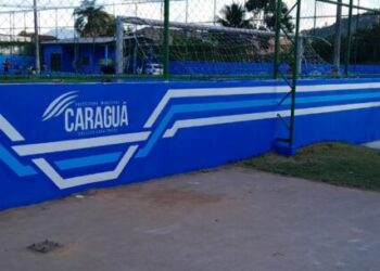 Prefeitura de Caraguatatuba pinta campo de futebol society do Rio do Ouro