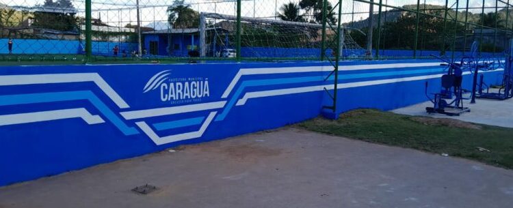 Prefeitura de Caraguatatuba pinta campo de futebol society do Rio do Ouro
