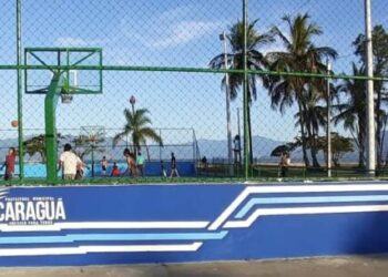 Prefeitura de Caraguatatuba executa pintura da nova quadra de basquete do Centro