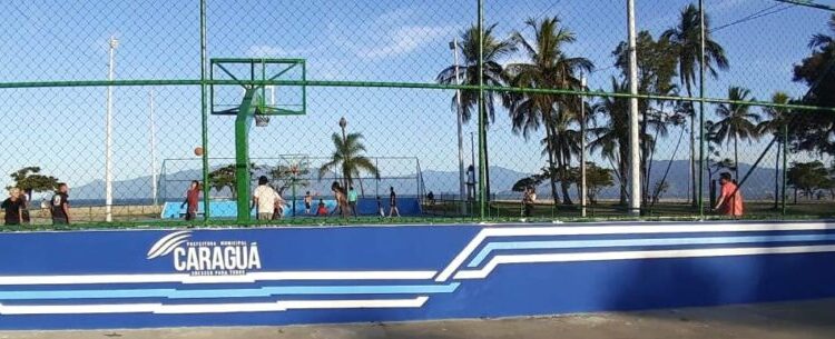 Prefeitura de Caraguatatuba executa pintura da nova quadra de basquete do Centro