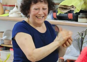 Técnica paleteado na cerâmica é tema de Roda de Conversa com Máyy Koffler