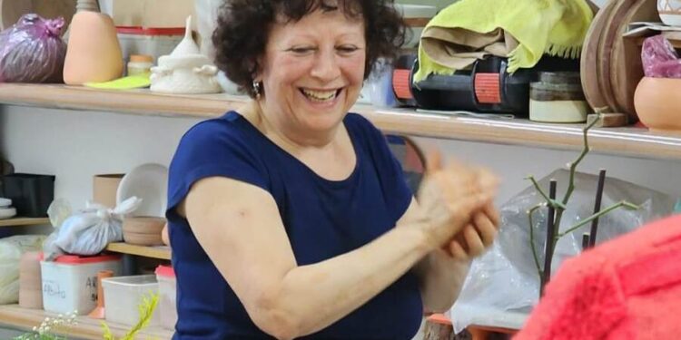 Técnica paleteado na cerâmica é tema de Roda de Conversa com Máyy Koffler