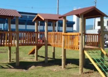 Prefeitura realiza instalação de novos playgrounds infantis, pergolados, bancos e lixeiras em diversos bairros