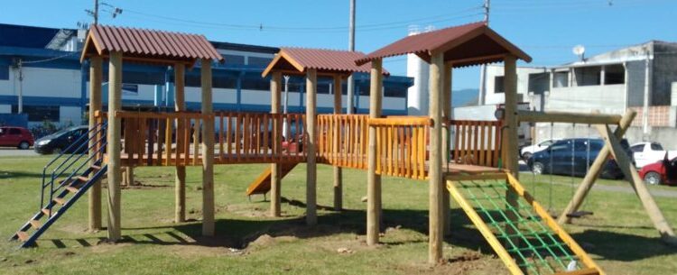 Prefeitura realiza instalação de novos playgrounds infantis, pergolados, bancos e lixeiras em diversos bairros
