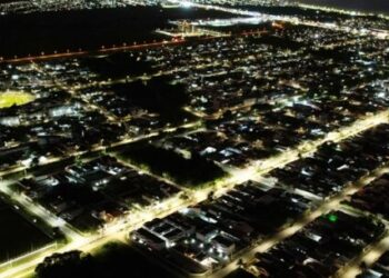 Prefeito realiza entrega de iluminação e destaca investimentos no Balneário Golfinhos