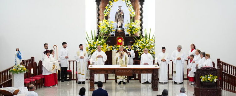 Missa, casamento comunitário e venda de bolo marcam Dia do Padroeiro em Caraguatatuba