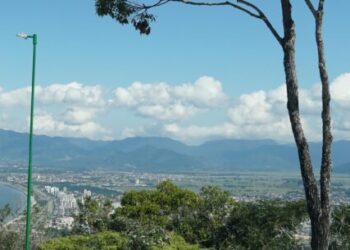 Prefeitura de Caraguatatuba realiza implantação de luminárias em diversos locais