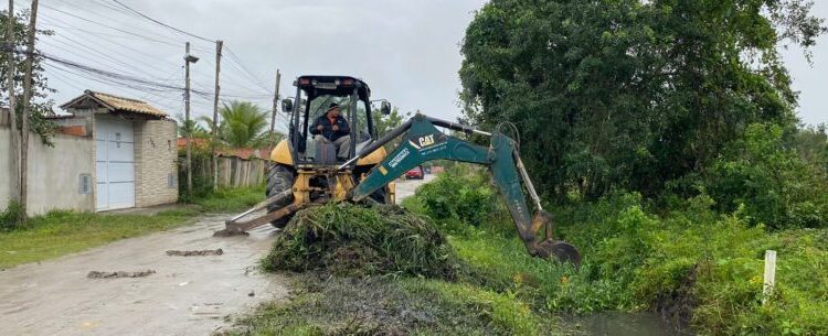 Prefeitura promove limpeza de vala no Pegorelli para melhorar escoamento de água