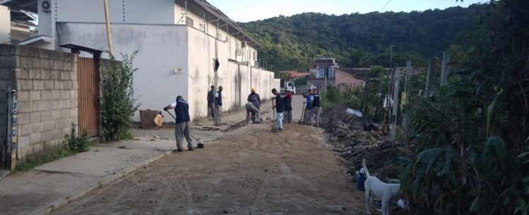 Avenida Perimetral, na Massaguaçu, é pavimentada com bloquetes
