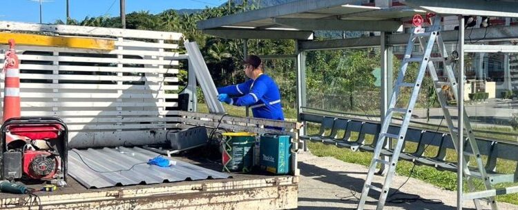 Abrigos de ponto de ônibus de Caraguatatuba passam por reforma