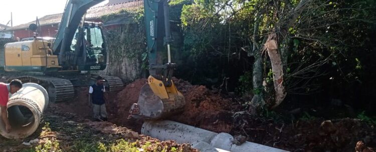 Prefeitura dobra captação para escoamento de águas pluviais no bairro Aruan