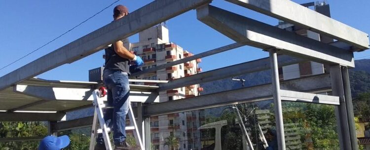 Mais 17 abrigos de pontos de ônibus de Caraguatatuba são reformados