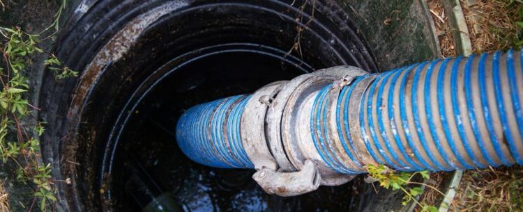 Em cinco meses, Prefeitura realiza limpeza de mais de 1,5 mil fossas de Norte a Sul da cidade