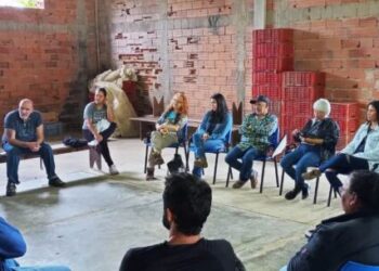 Produtores rurais de Caraguatatuba participam de aula prática do curso de nutrição biológica do solo