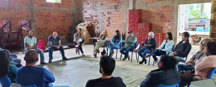 Produtores rurais de Caraguatatuba participam de aula prática do curso de nutrição biológica do solo