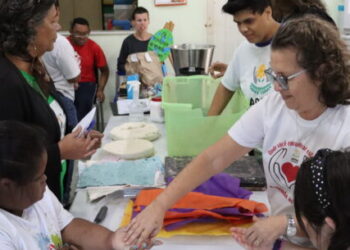 Prefeitura promove oficina para transformar massa celulósica de bitucas de cigarro em papel artesanal