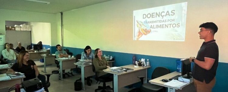 Equipe da Vigilância Sanitária de Caraguatatuba recebe capacitação sobre doenças transmitidas por alimentos