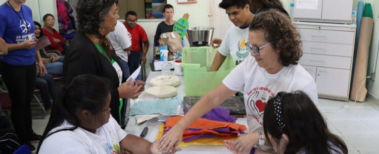 Prefeitura promove oficina para transformar massa celulósica de bitucas de cigarro em papel artesanal
