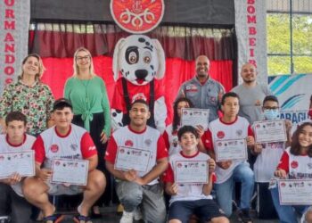 Prefeitura de Caraguatatuba celebra formatura de alunos do Programa Bombeiro na Escola
