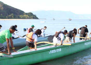 Alunos da escola Luiz Silvar do Prado participam de vivência com canoa havaiana