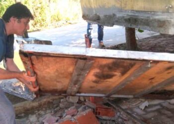Prefeitura realiza demolição de base de alvenaria irregular no Perequê-Mirim