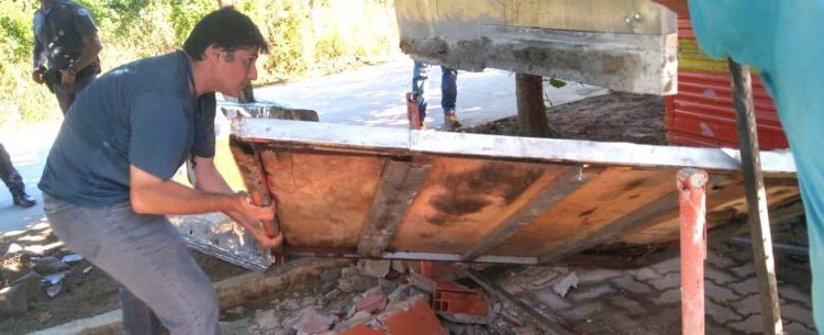 Prefeitura realiza demolição de base de alvenaria irregular no Perequê-Mirim