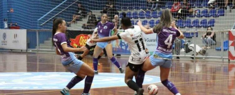 Futsal feminino é atração em Caraguatatuba