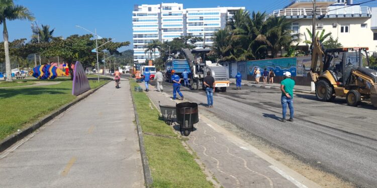 Revitalização da Tomé de Souza avança com recomposição das pedras poliédricas e fresagem
