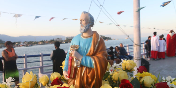 Bertioga celebra São Pedro Pescador com missas, benção dos anzóis e procissão marítima