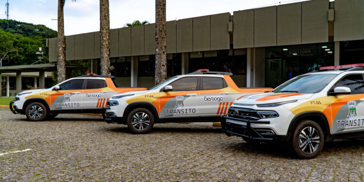 Prefeitura entrega novas viaturas para a equipe de trânsito
