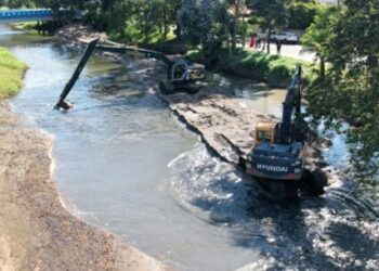 Rio Santo Antonio recebe obras de afundamento de calha para evitar alagamentos