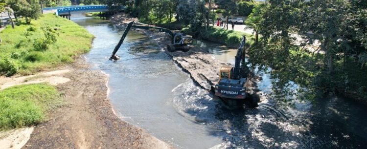 Rio Santo Antonio recebe obras de afundamento de calha para evitar alagamentos