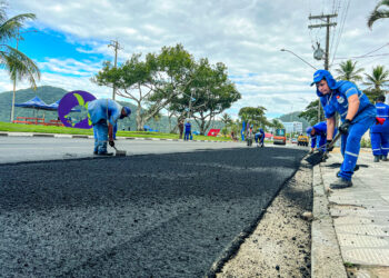 Avenida Tomé de Souza recebe 700 toneladas de asfáltico no Centro de Bertioga (SP)