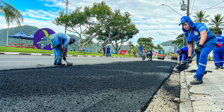 Avenida Tomé de Souza recebe 700 toneladas de asfáltico no Centro de Bertioga (SP)