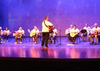 Familiares assistem alunos do CIAPI e Acalento no espetáculo “Os sonhos não envelhecem”