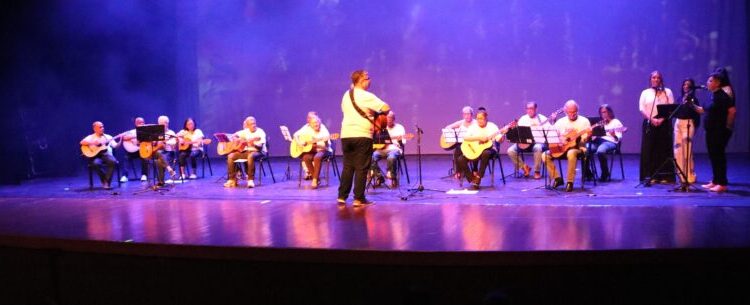 Familiares assistem alunos do CIAPI e Acalento no espetáculo “Os sonhos não envelhecem”