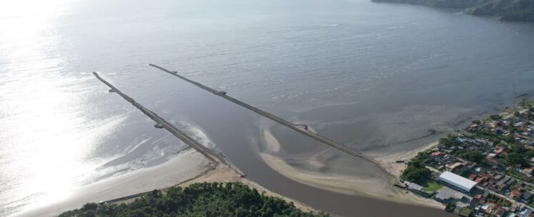 Enrocamento do Rio Juqueriquerê: obras dos Molhes Norte e Sul avançam