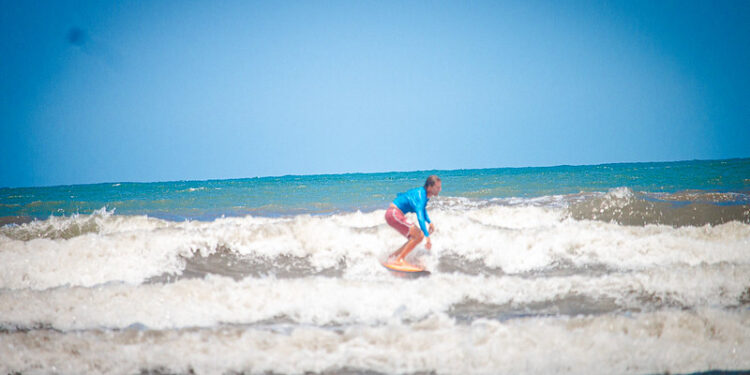 Segunda etapa do Circuito Surf Bate e Volta movimenta  a Praia da Enseada no fim de semana