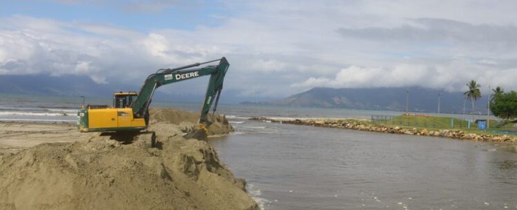 Prefeitura continua obras de desassoreamento das margens do Rio Santo Antônio