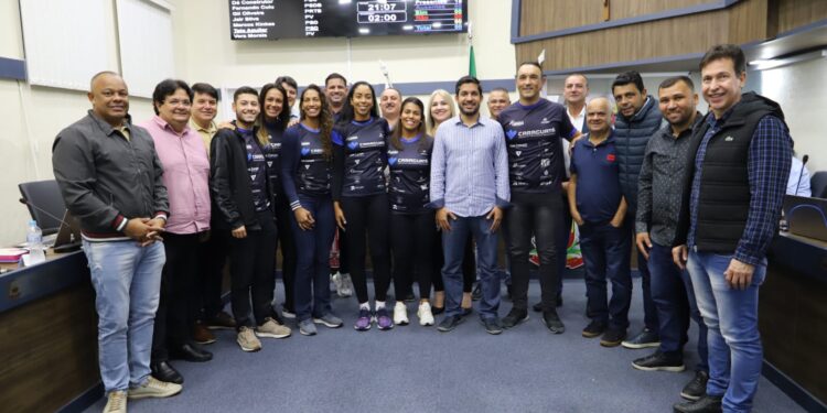 Legislativo faz homenagem a Lucilia e Mayara dupla de vôlei de praia de Caraguatatuba