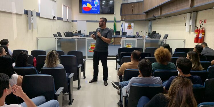 Servidores da Câmara Municipal passam por treinamento no plenário do legislativo