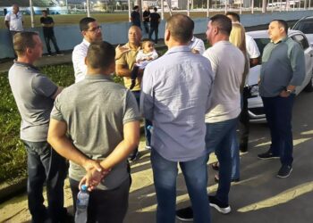 Vereadores participam de entrega de iluminação de vias no bairro Balneário Golfinhos