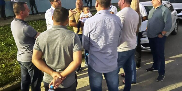 Vereadores participam de entrega de iluminação de vias no bairro Balneário Golfinhos