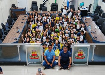Alunos do Colégio Canópus participam do programa Visita Monitorada na Câmara Municipal