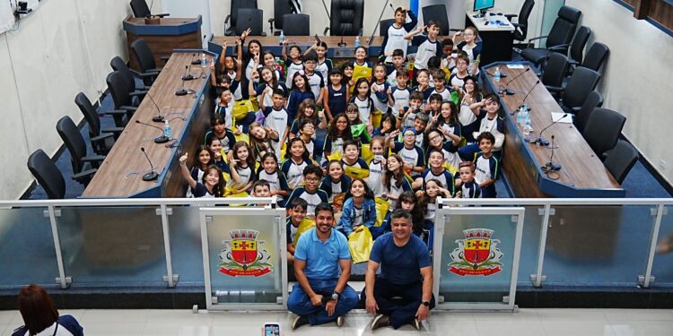 Alunos do Colégio Canópus participam do programa Visita Monitorada na Câmara Municipal
