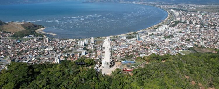 Com Missa Campal, Caraguatatuba ganha nova imagem de Santo Antônio e iluminação do morro