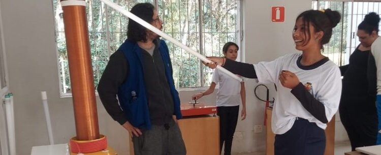 Estudantes de Caraguatatuba visitam a CIENTEC na USP