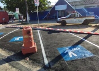 Prefeitura demarca vagas de estacionamento para idosos e PcD’s em frente escola no Tinga