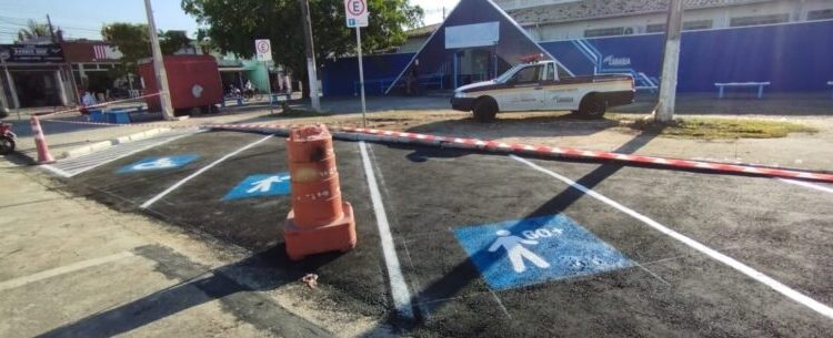 Prefeitura demarca vagas de estacionamento para idosos e PcD’s em frente escola no Tinga