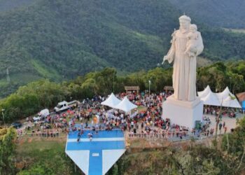 Com centenas de fiéis, Caraguatatuba ganha nova imagem do Padroeiro e iluminação do Morro Santo Antônio
